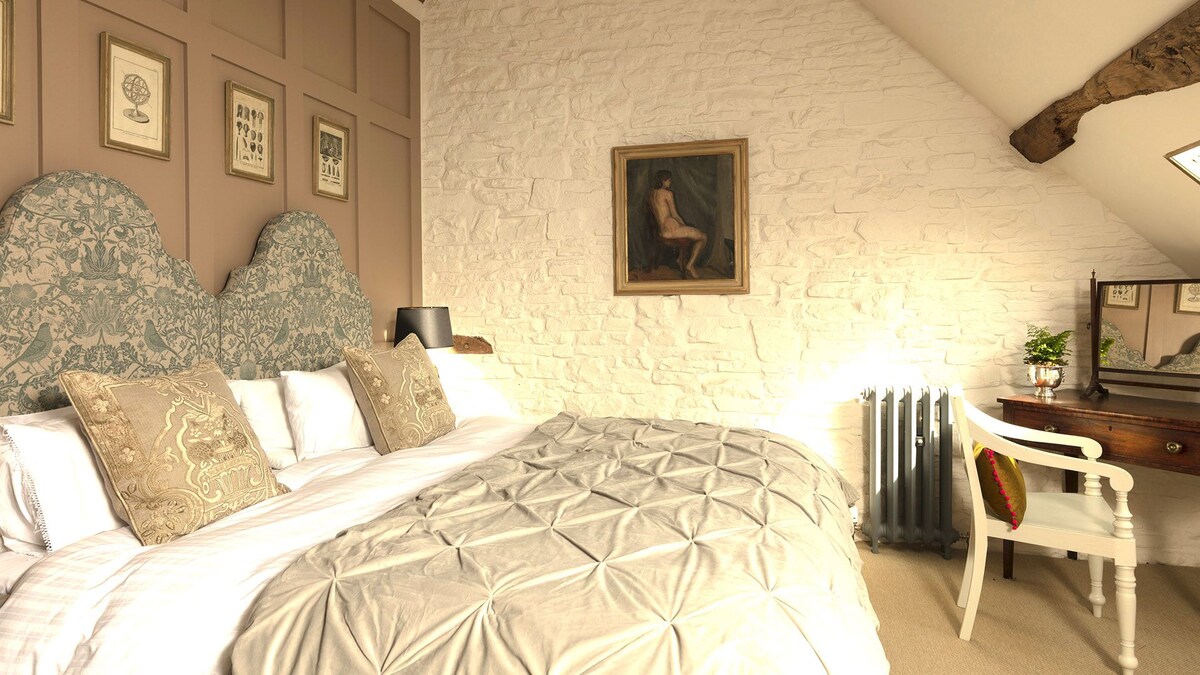 Spire Room, Beaufort Farmhouse, Bolthole Retreats