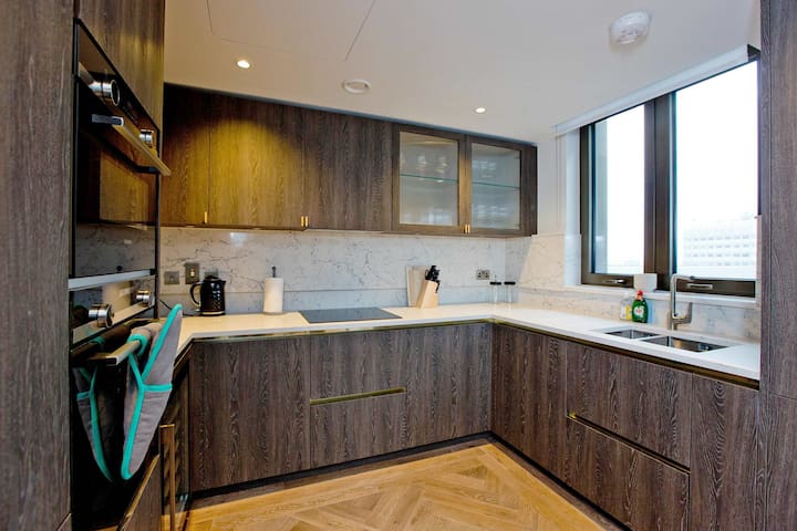 Skyline Sanctuary with City Views gallery image 4