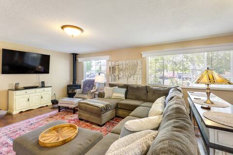 Hot Tub & Fire Pit: Serene Clifton Retreat!