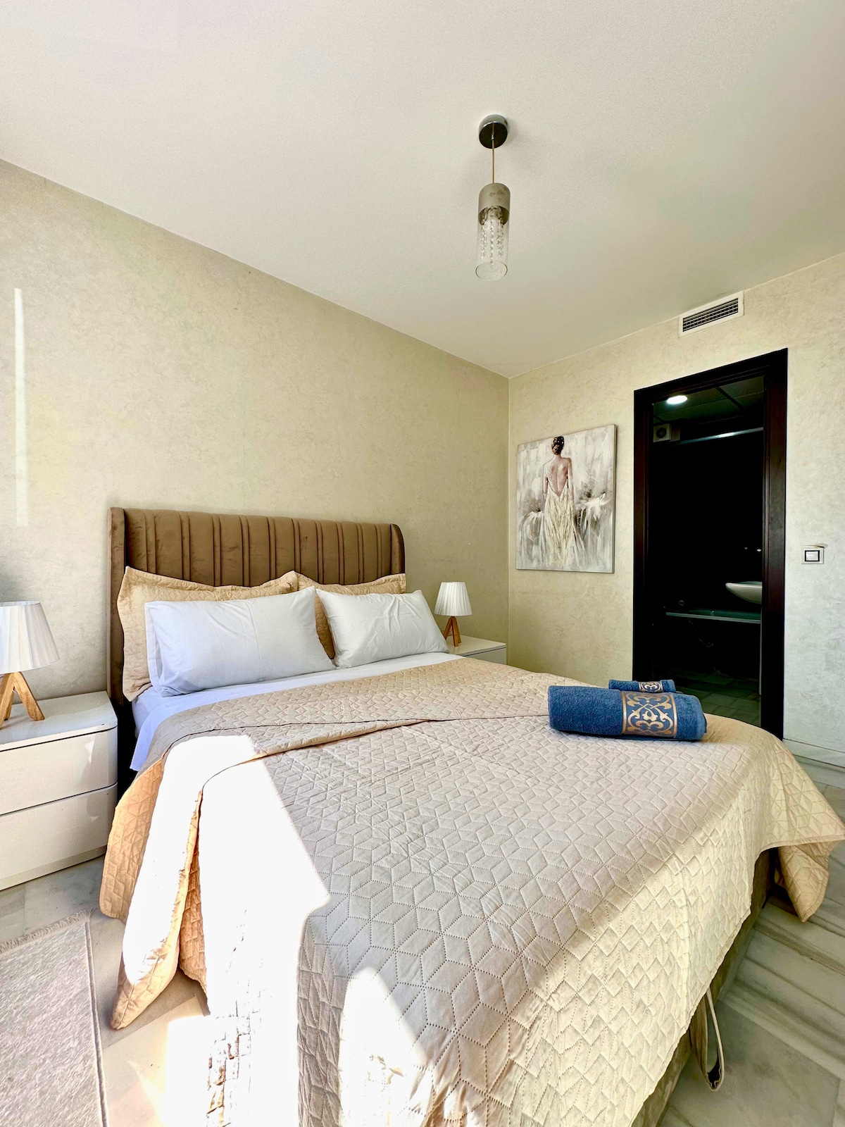 מיטה זוגית עם נוף לחדר רחצה צמוד