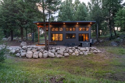 Luxurious and Tranquil Modern Mountain Cabin