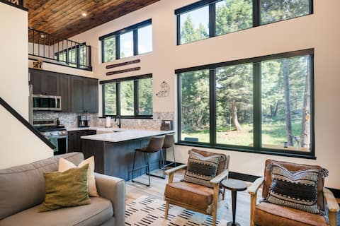 Private Cabin for Couples! Hike, Relax, Hot Tub!