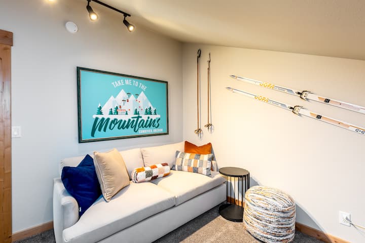 Бонус соба во поткровје со работна маса – на горниот кат