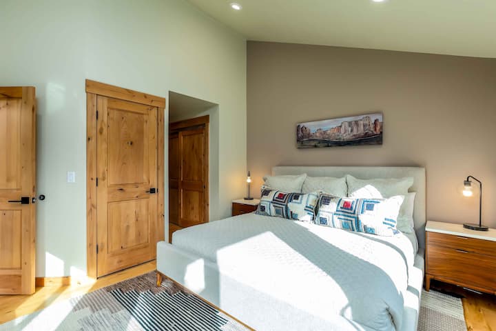 Спална соба со брачен кревет (широк 180 – 200 см) и сопствено бања – главно ниво