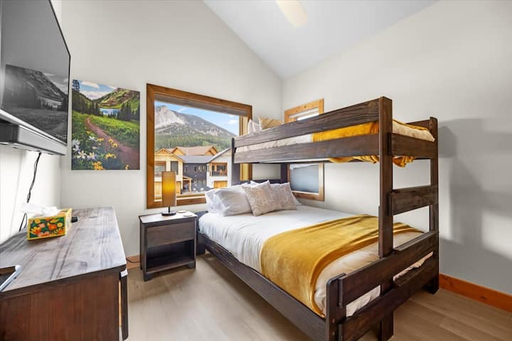 El dormitorio final tiene una litera doble sobre una cama tamaño queen.