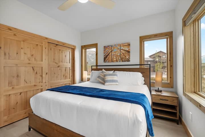 El dormitorio principal está en la planta baja con baño privado.