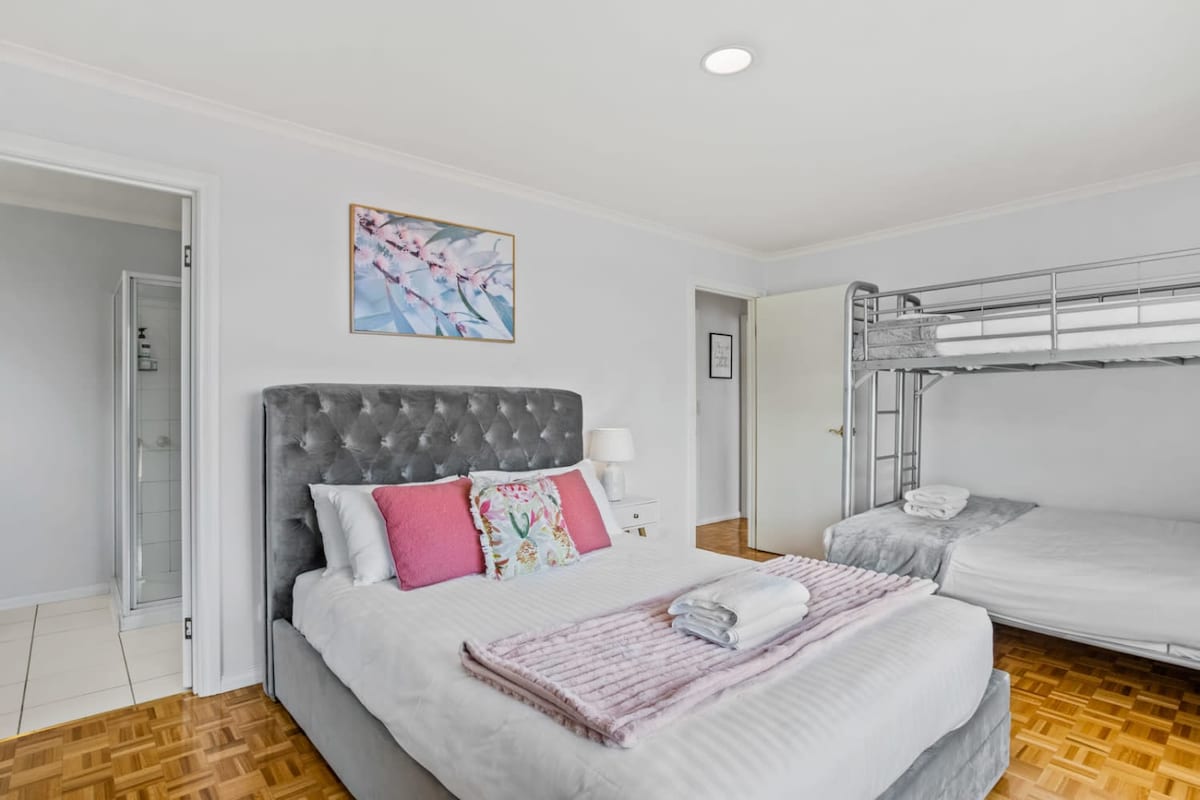 Dhomë gjumi e madhe familjare. Krevat dopio "king", krevat dopio me krevat tek dhe suitë e madhe me dush dhe tualet