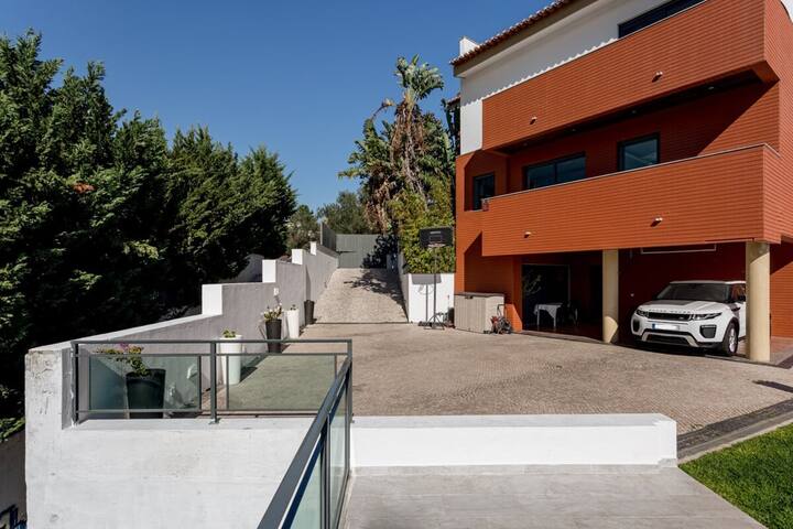 GuestReady – Carnaxide elegant villa with 2 pools gallery image 3