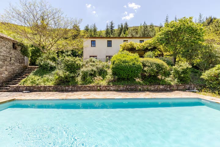 Stylish villa with pool & stunning views Olargues