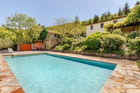 Stylish villa with pool & stunning views Olargues