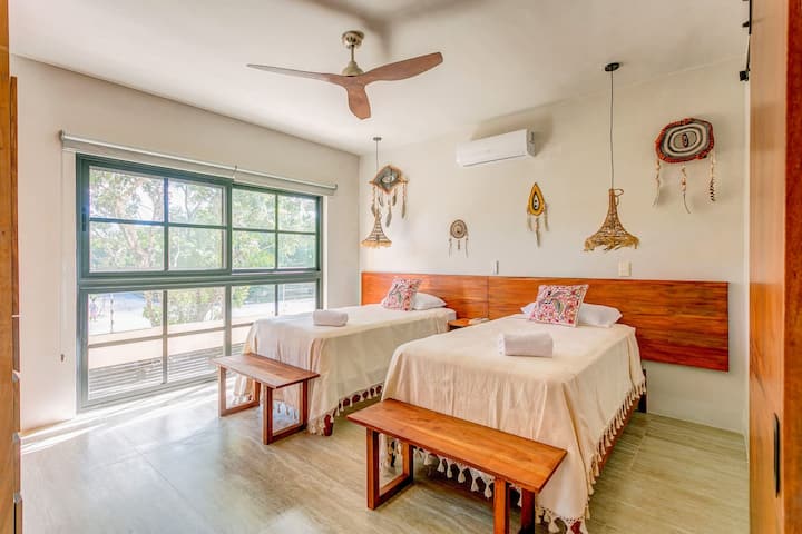 تحتوي غرفة النوم 4 على سريرين مفردين