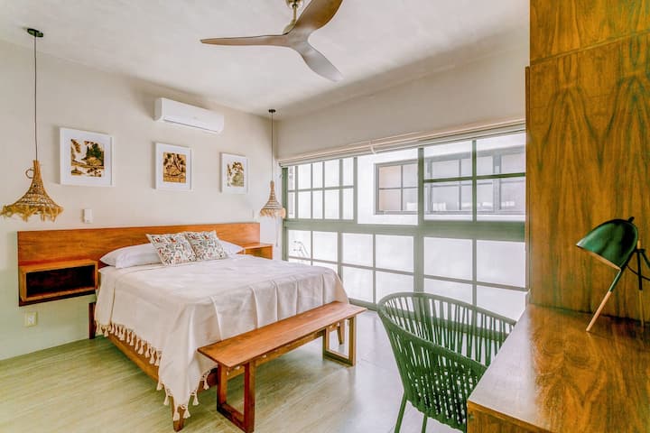 تحتوي غرفة النوم 3 على سرير بحجم كوين مع إطلالة على حمام السباحة