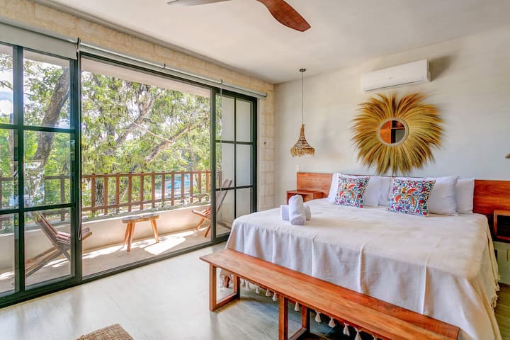 تحتوي غرفة النوم 1 على سرير كبير وشرفة خاصة بها