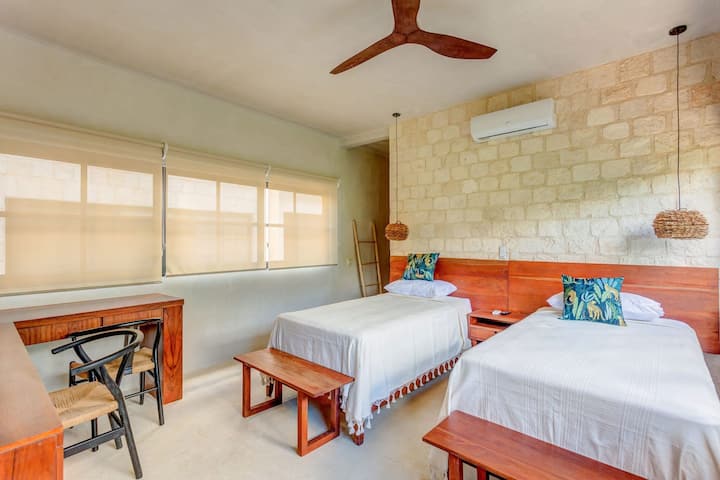 تحتوي غرفة النوم 5 على سريرين مفردين ومساحة عمل مخصصة