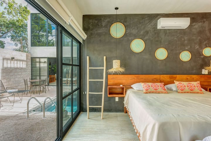 تحتوي غرفة النوم 2 على سرير كينج وتفتح على منطقة حمام السباحة