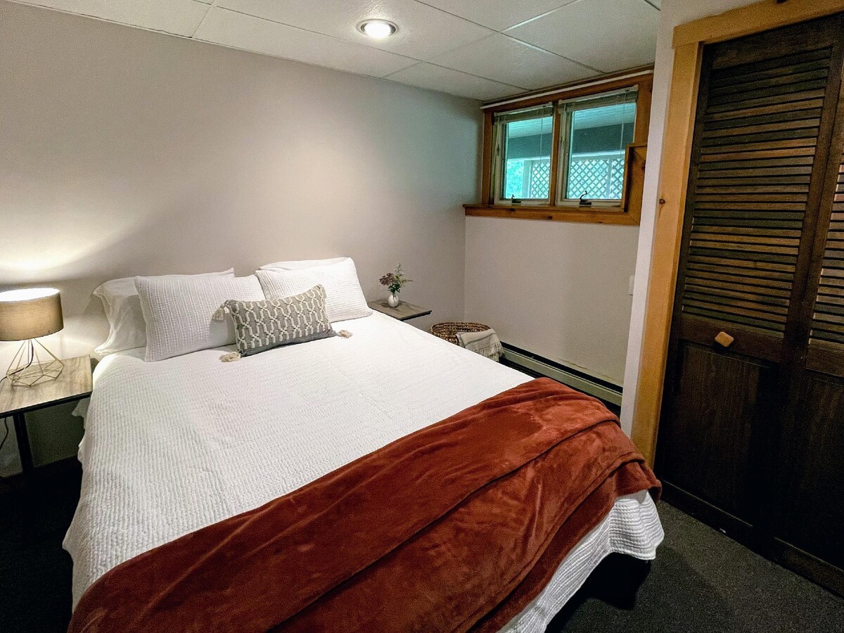 غرفة نوم بحجم كوين، الطابق الأرضي