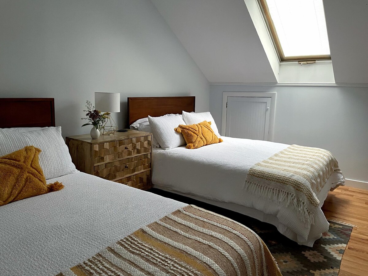 غرفة نوم بسرير مزدوج في الطابق الثاني