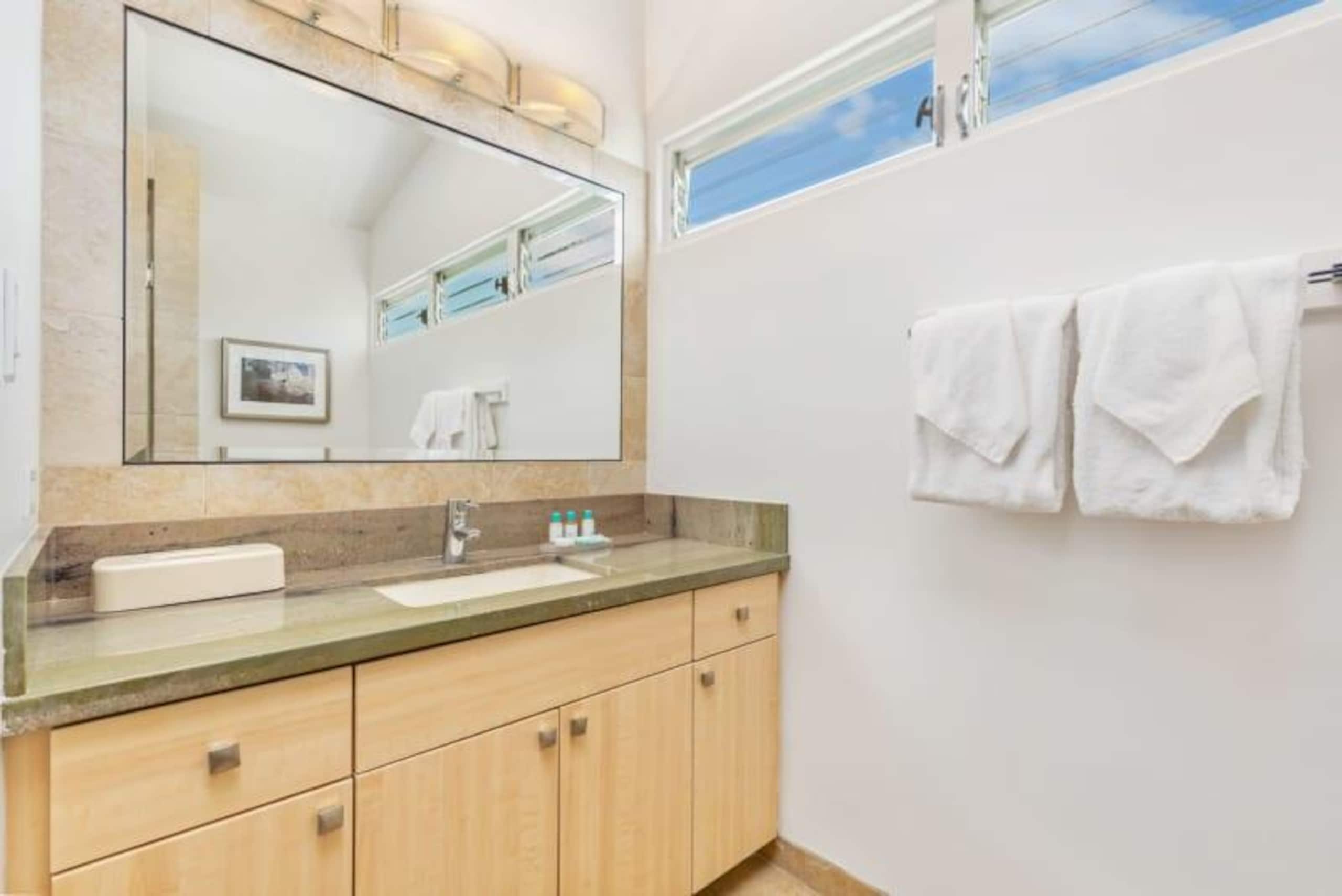 Condo in Honolulu · ★4.6 · 1 bedroom · 2 beds · 1 shared bath - Image 14