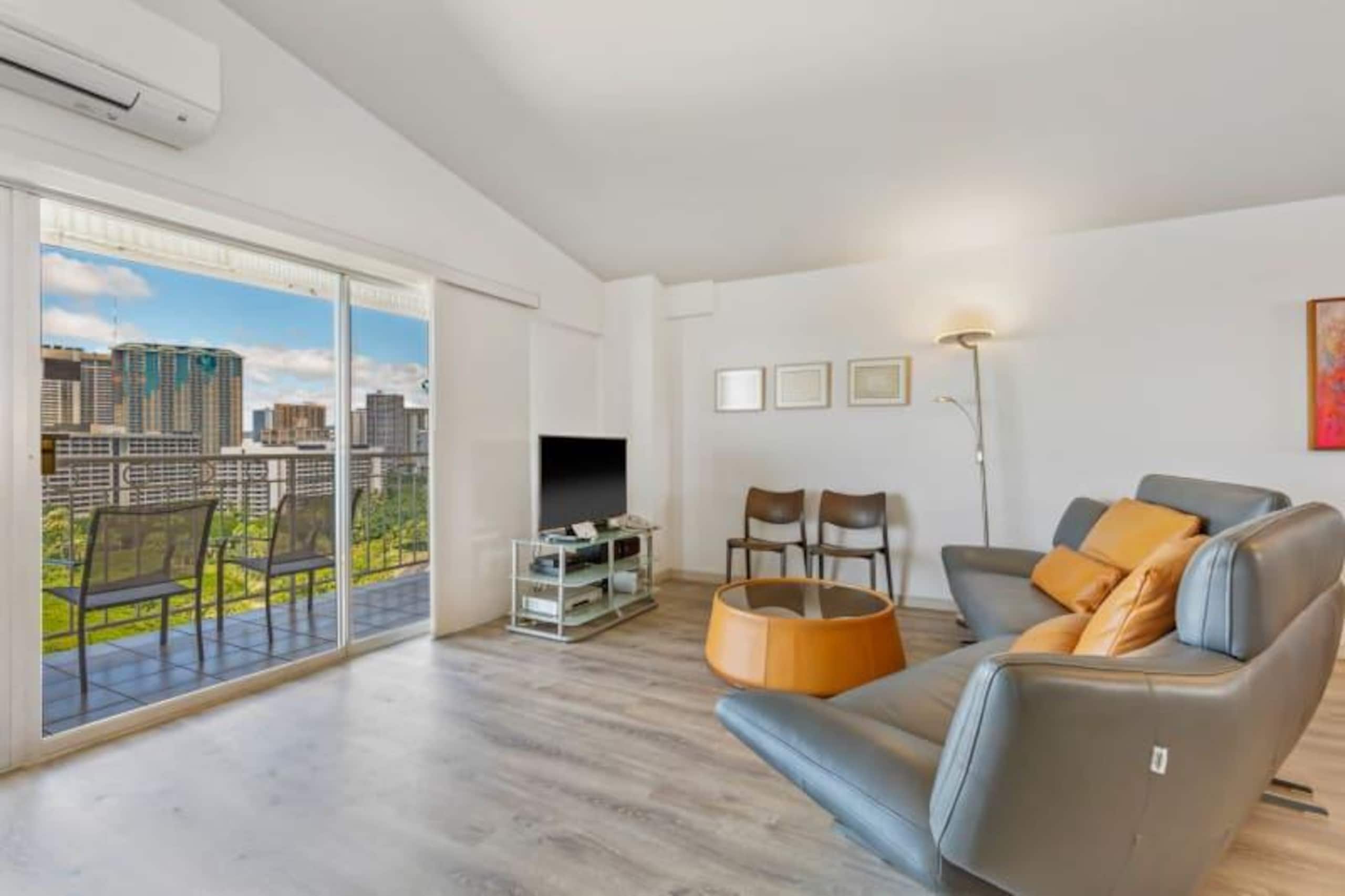 Condo in Honolulu · ★4.6 · 1 bedroom · 2 beds · 1 shared bath - Image 7