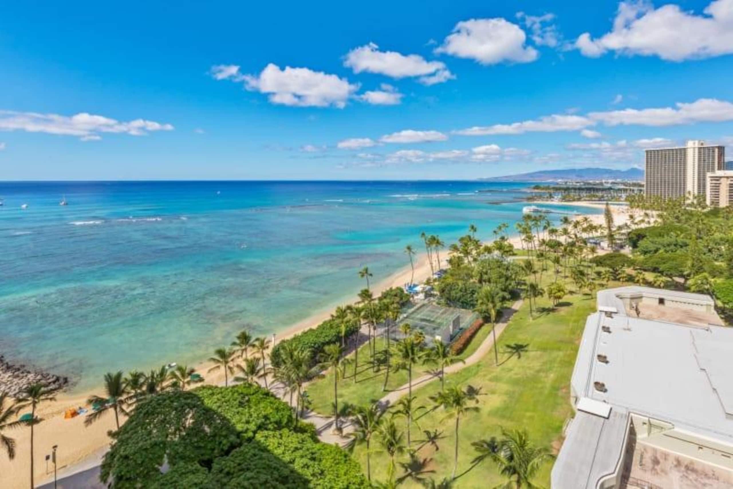 Condo in Honolulu · ★4.6 · 1 bedroom · 2 beds · 1 shared bath - Image 17