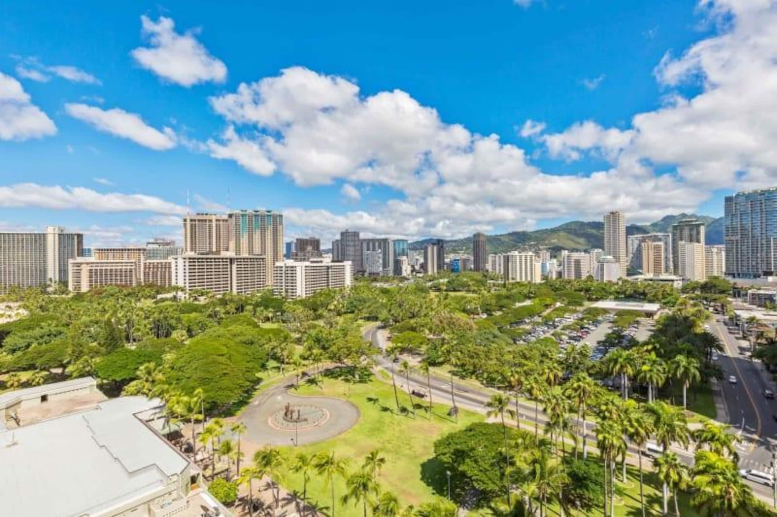 Condo in Honolulu · ★4.6 · 1 bedroom · 2 beds · 1 shared bath - Image 18