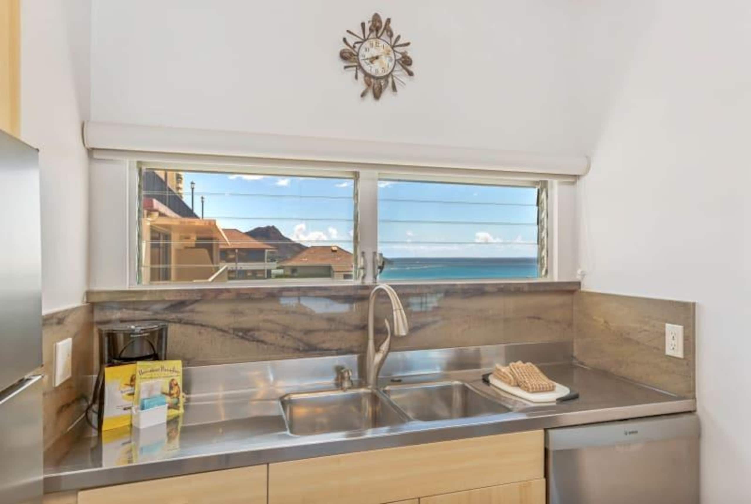 Condo in Honolulu · ★4.6 · 1 bedroom · 2 beds · 1 shared bath - Image 6