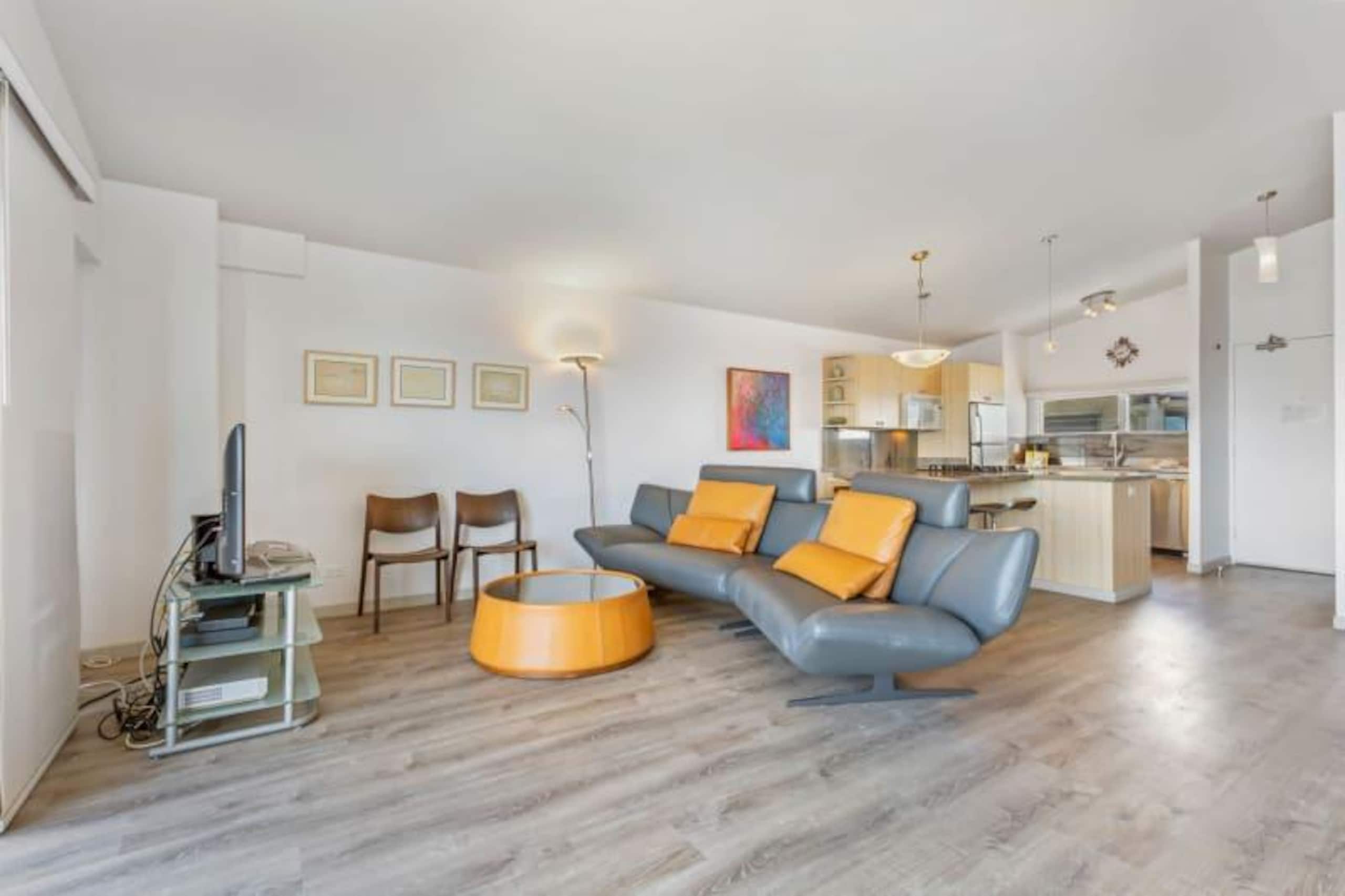 Condo in Honolulu · ★4.6 · 1 bedroom · 2 beds · 1 shared bath - Image 11