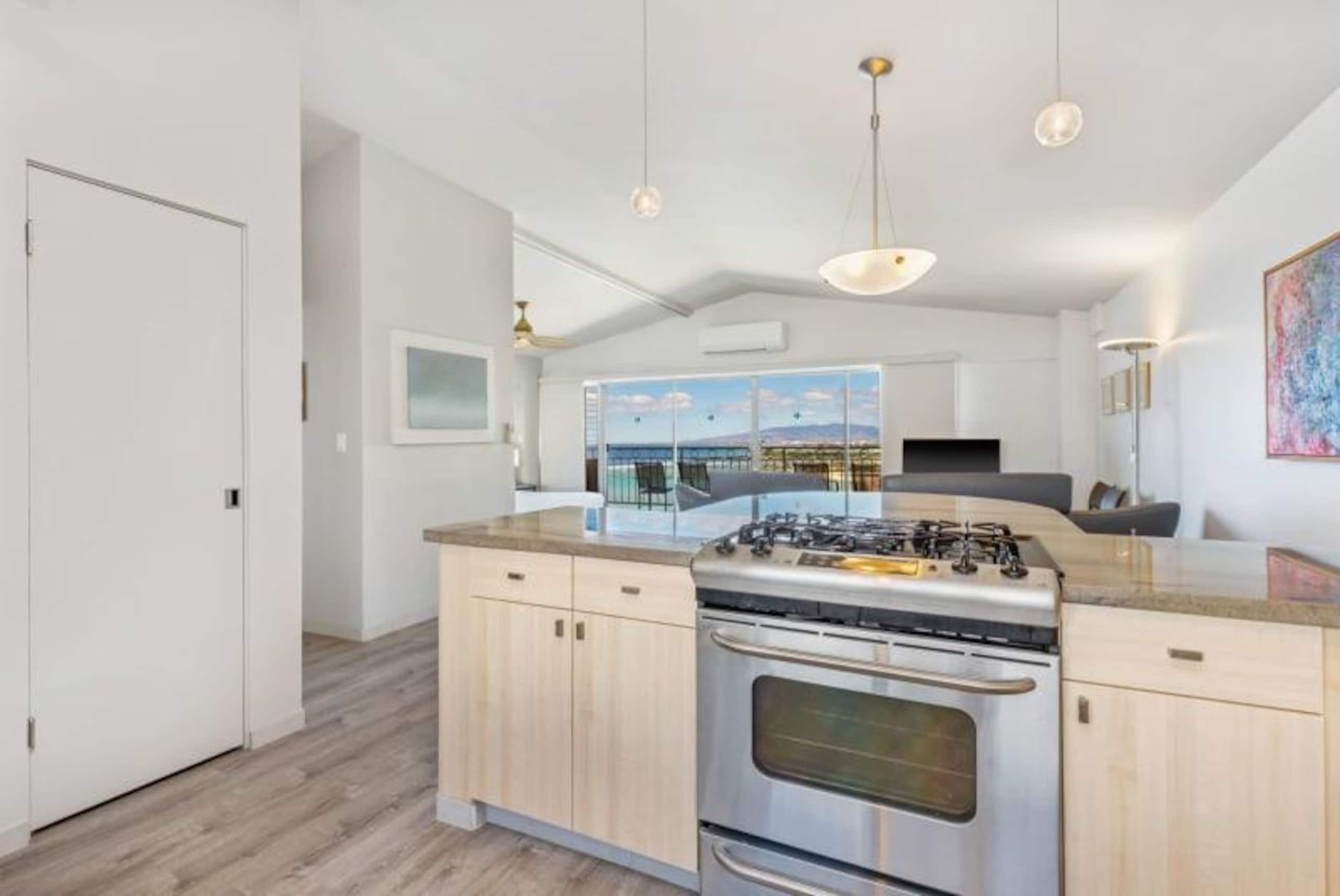 Condo in Honolulu · ★4.6 · 1 bedroom · 2 beds · 1 shared bath - Image 10