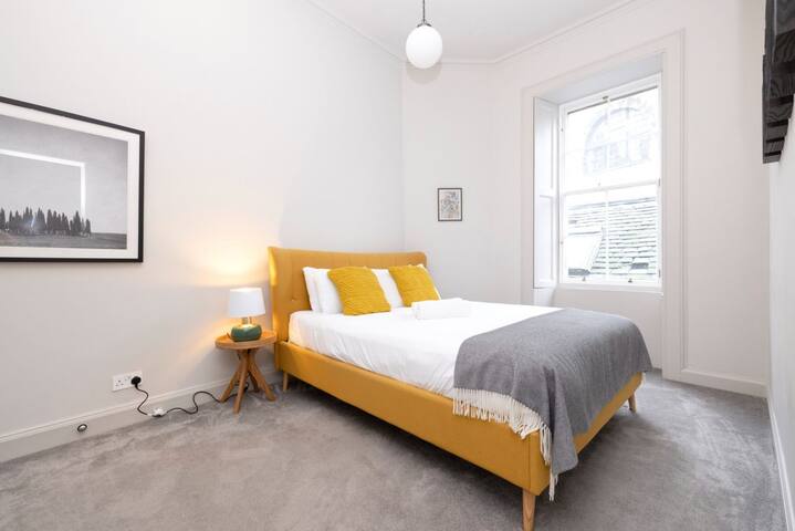 Sophisticated Flat near Edinburgh Castle gallery image 2