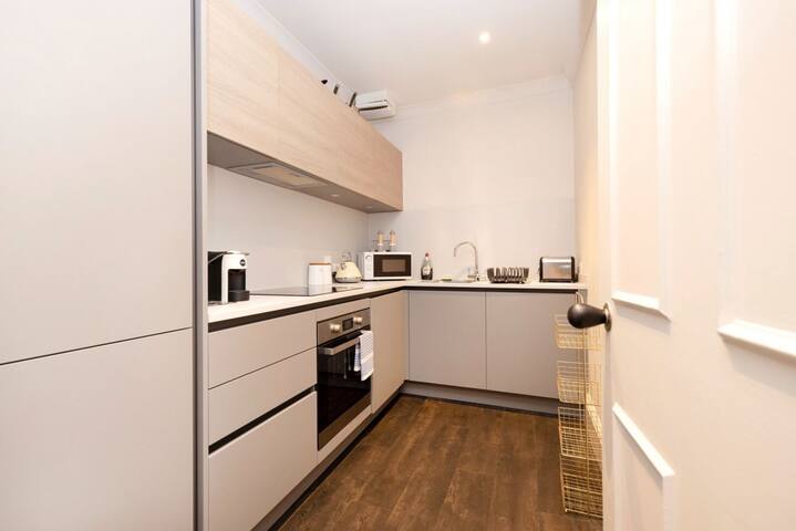 Sophisticated Flat near Edinburgh Castle gallery image 3