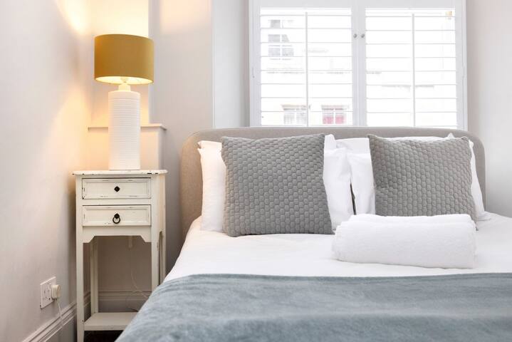 Sophisticated Flat near Edinburgh Castle gallery image 5