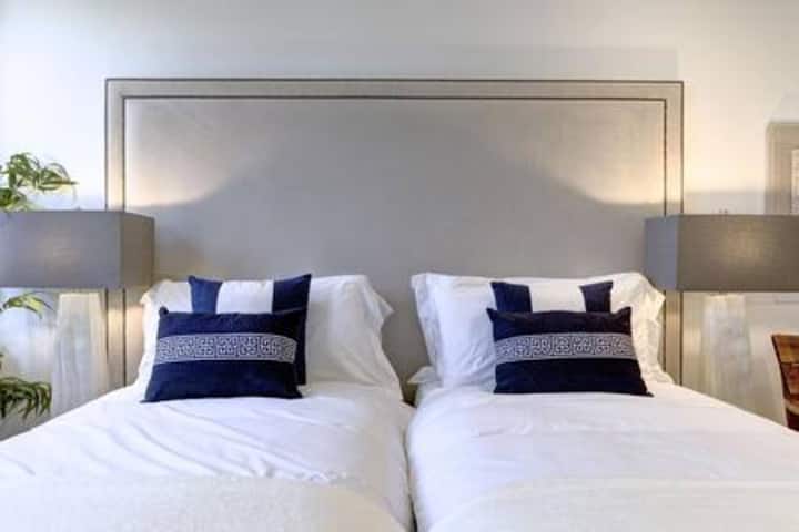 2 eenpersoonsbedden met een eigen inloopdouche, een kledingkast, laden, een haardroger en uitzicht op de tuin.  Alle suites zijn voorzien van handdoeken, shampoo, conditioner en douchegel.
