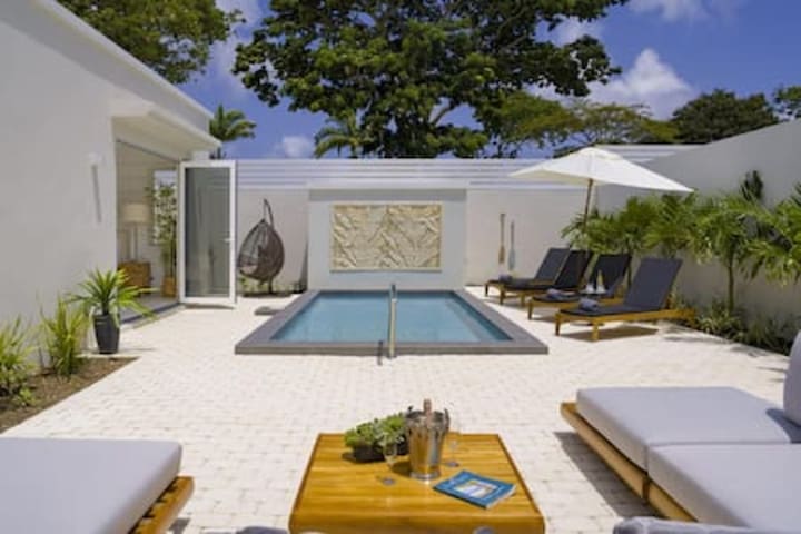 7 Porters Place – The White House on Mango Drive