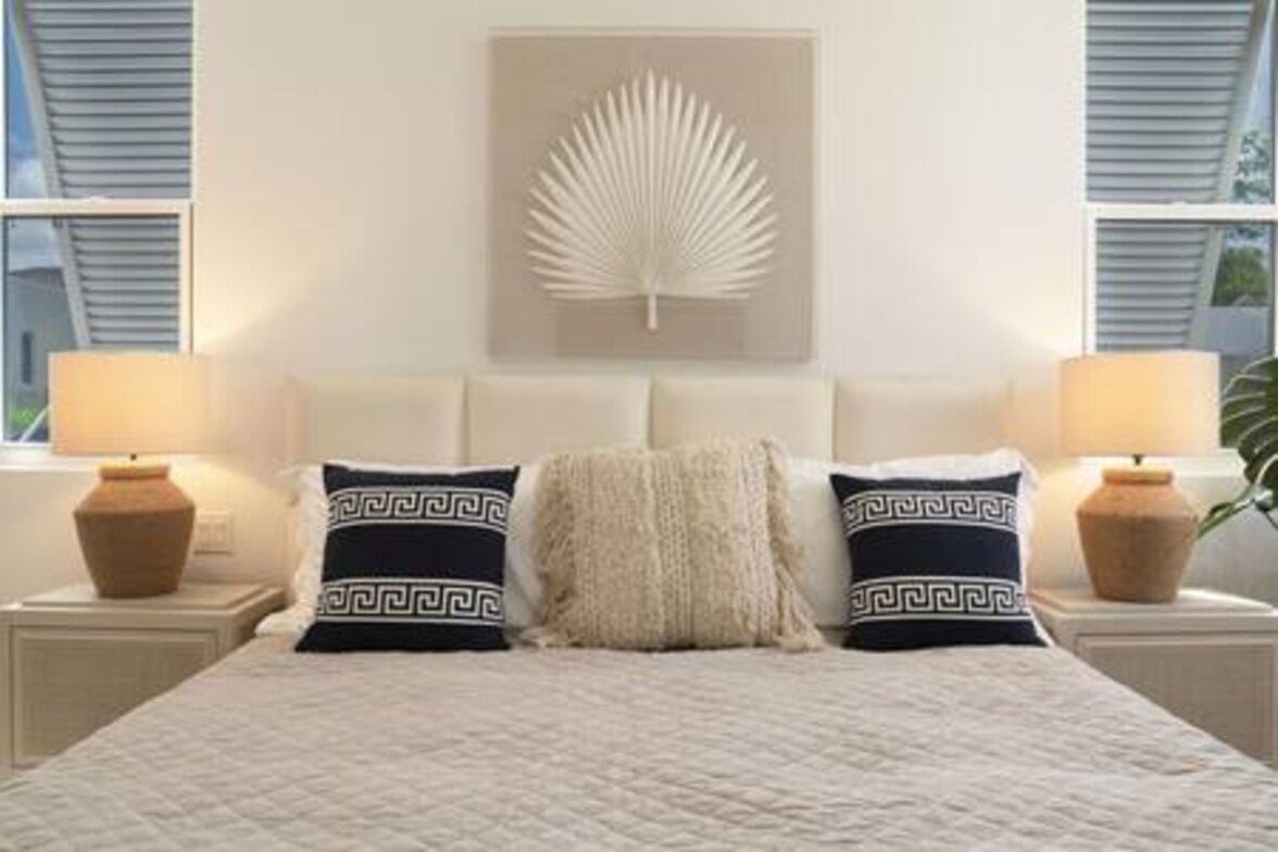 Super kings bed (UK) with en suite walk in shower room, wardrobe, drawers, security safe, and a pool view.  All en suites have towels, shampoo, conditioner and shower gel provided.