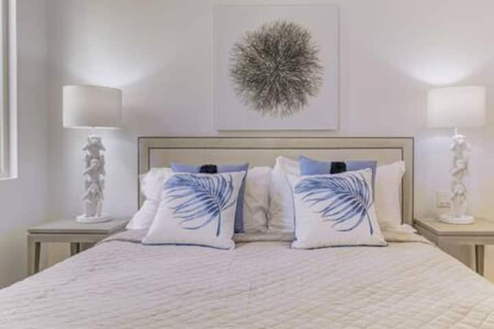 Super kingsize bed (VK) met eigen inloopdouche, kledingkast, laden, haardroger en uitzicht op de tuin.  Alle suites zijn voorzien van handdoeken, shampoo, conditioner en douchegel.