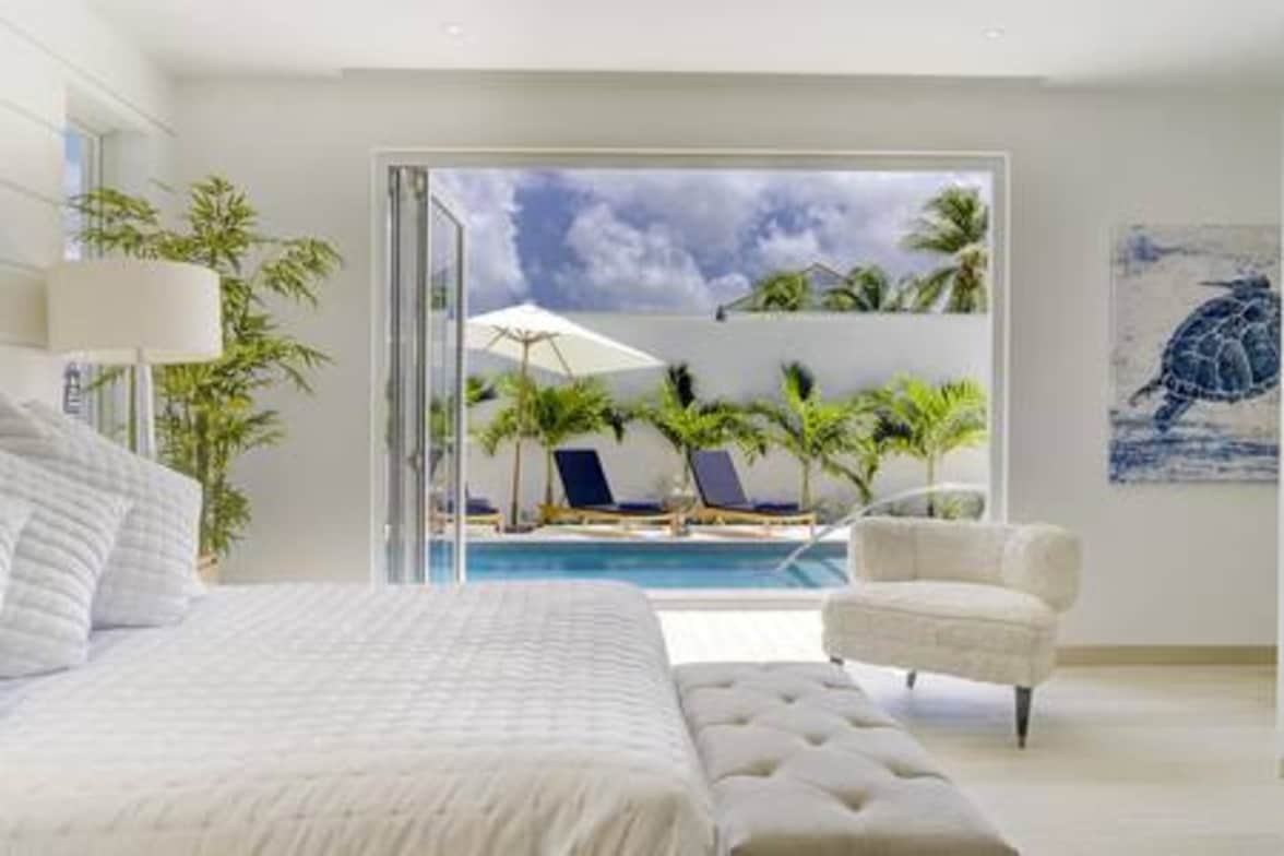 Super kings bed (UK) with en suite walk in shower room, wardrobe, drawers, security safe, hair dryer and a pool view.  All en suites have towels, shampoo, conditioner and shower gel provided.