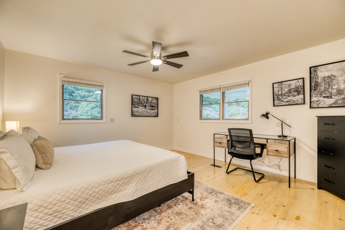 Спална соба со работен простор