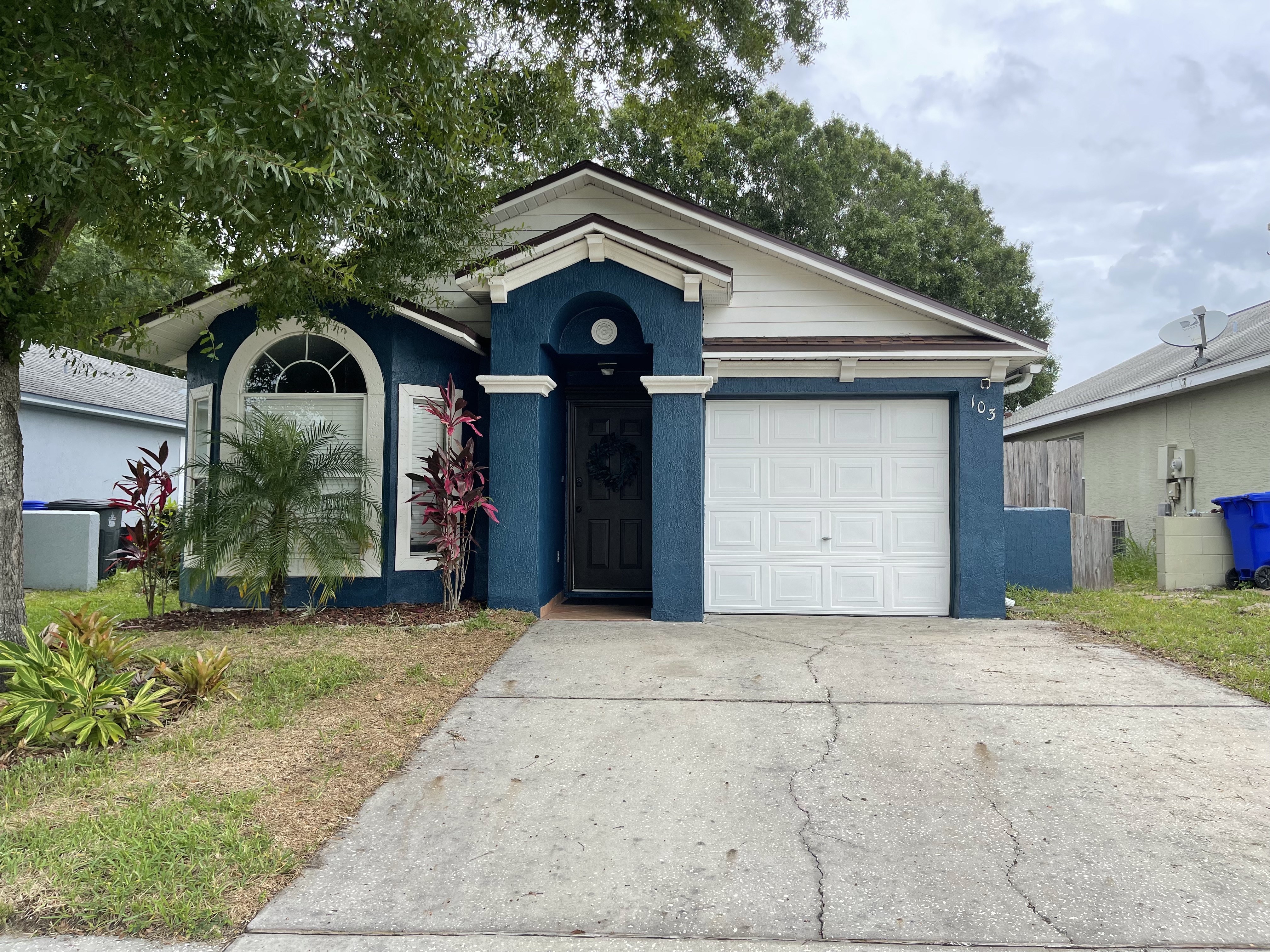 Cozy and clean garden home. 20 minutes to Disney.