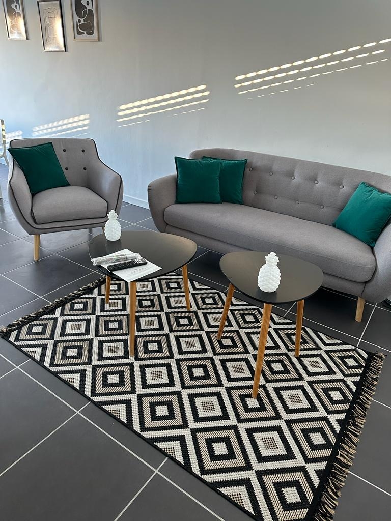 Stunning Near University Style Apartment