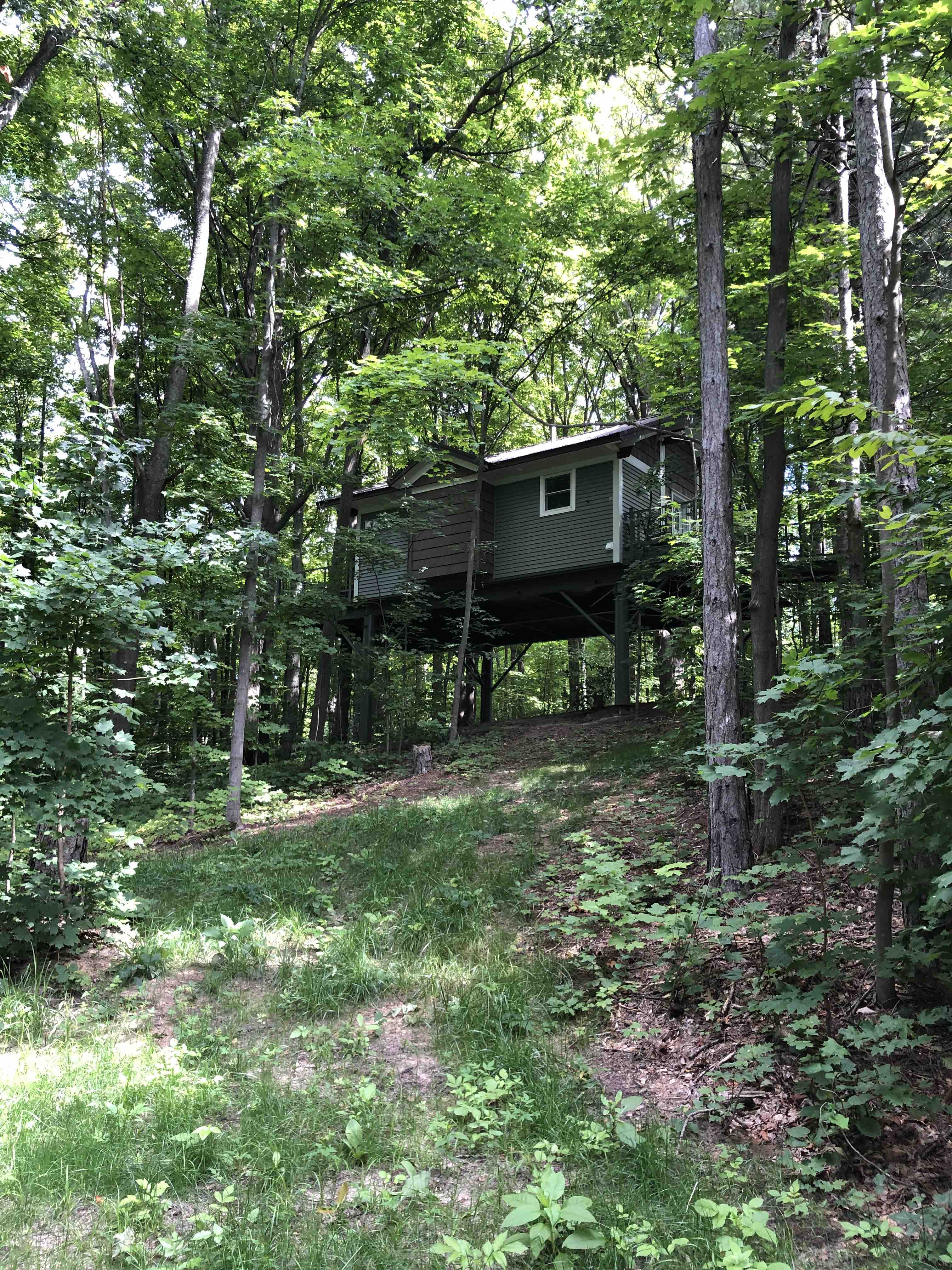 Tree House Ridge Hoffmann Haus Treehouses for Rent in Thompsonville