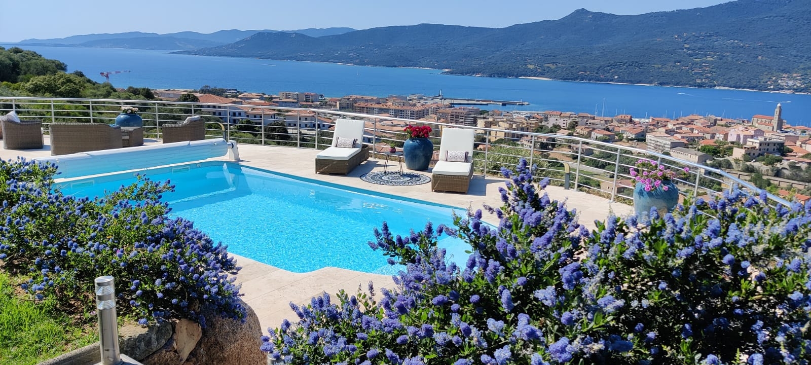 Bas de villa ☆☆☆ 
Pool, sea view ♡