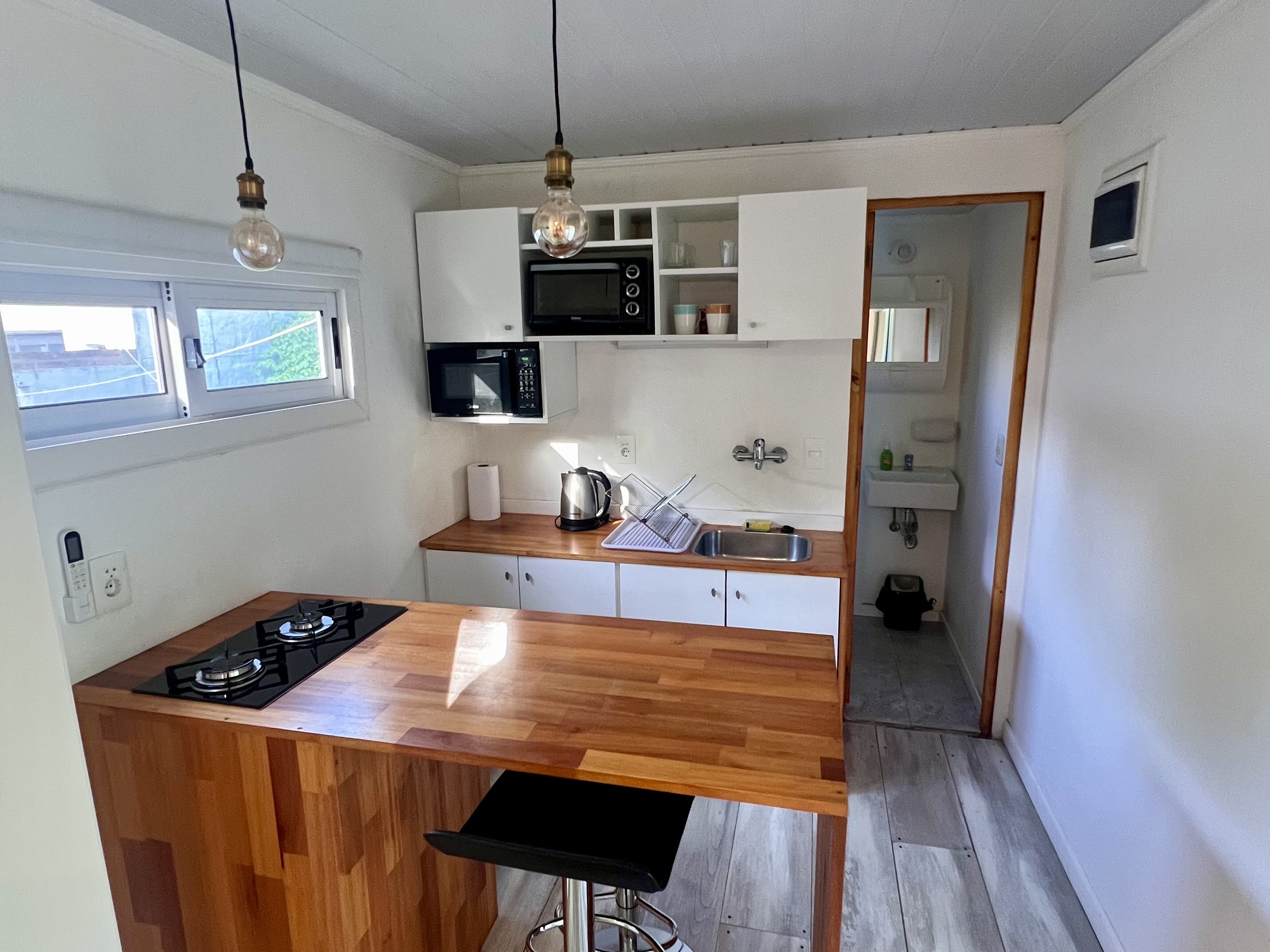 Modern mono ambiance with ample ground