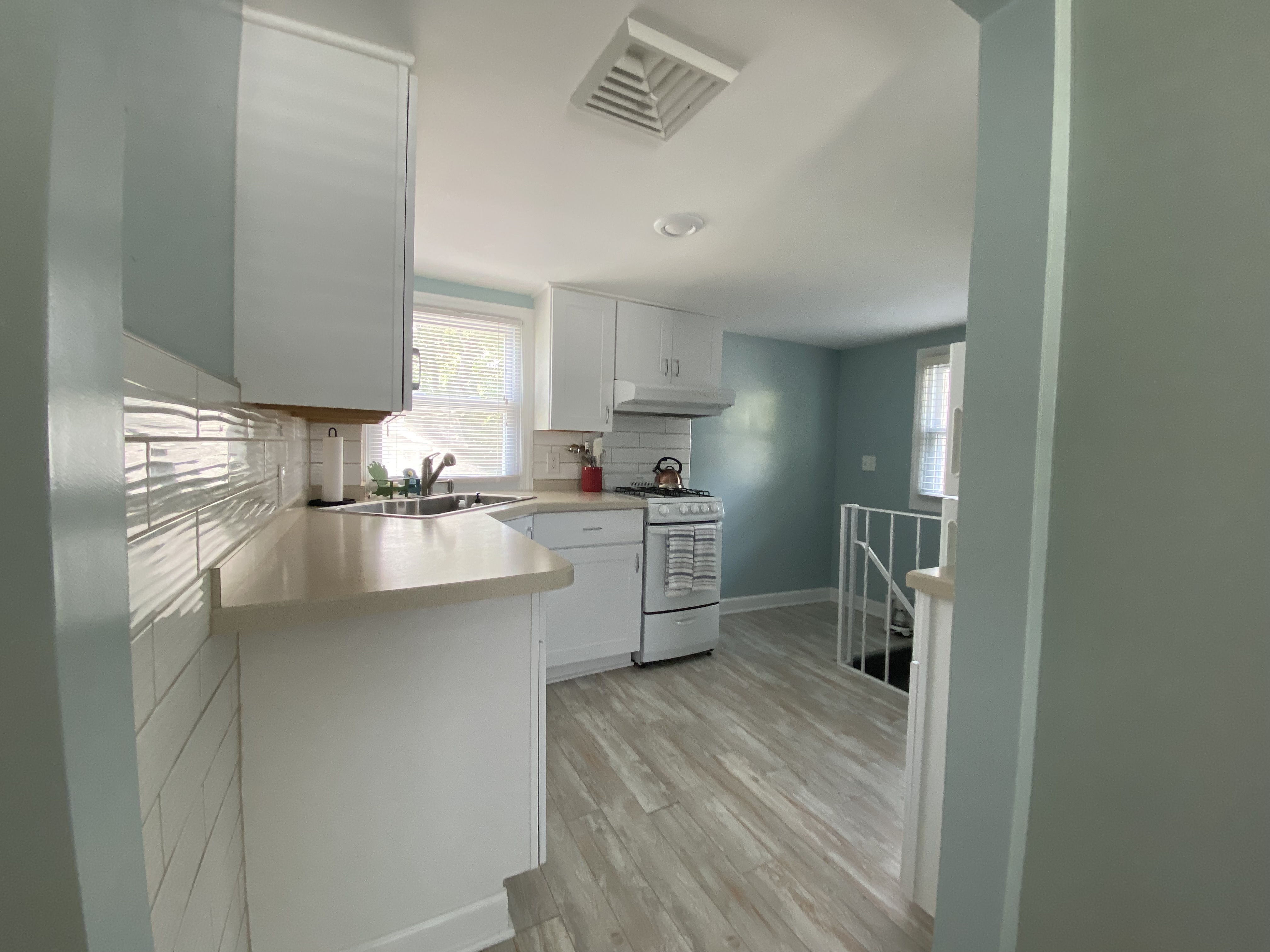 Cozy 2-bedroom-2 BLOCKS from the BEACH