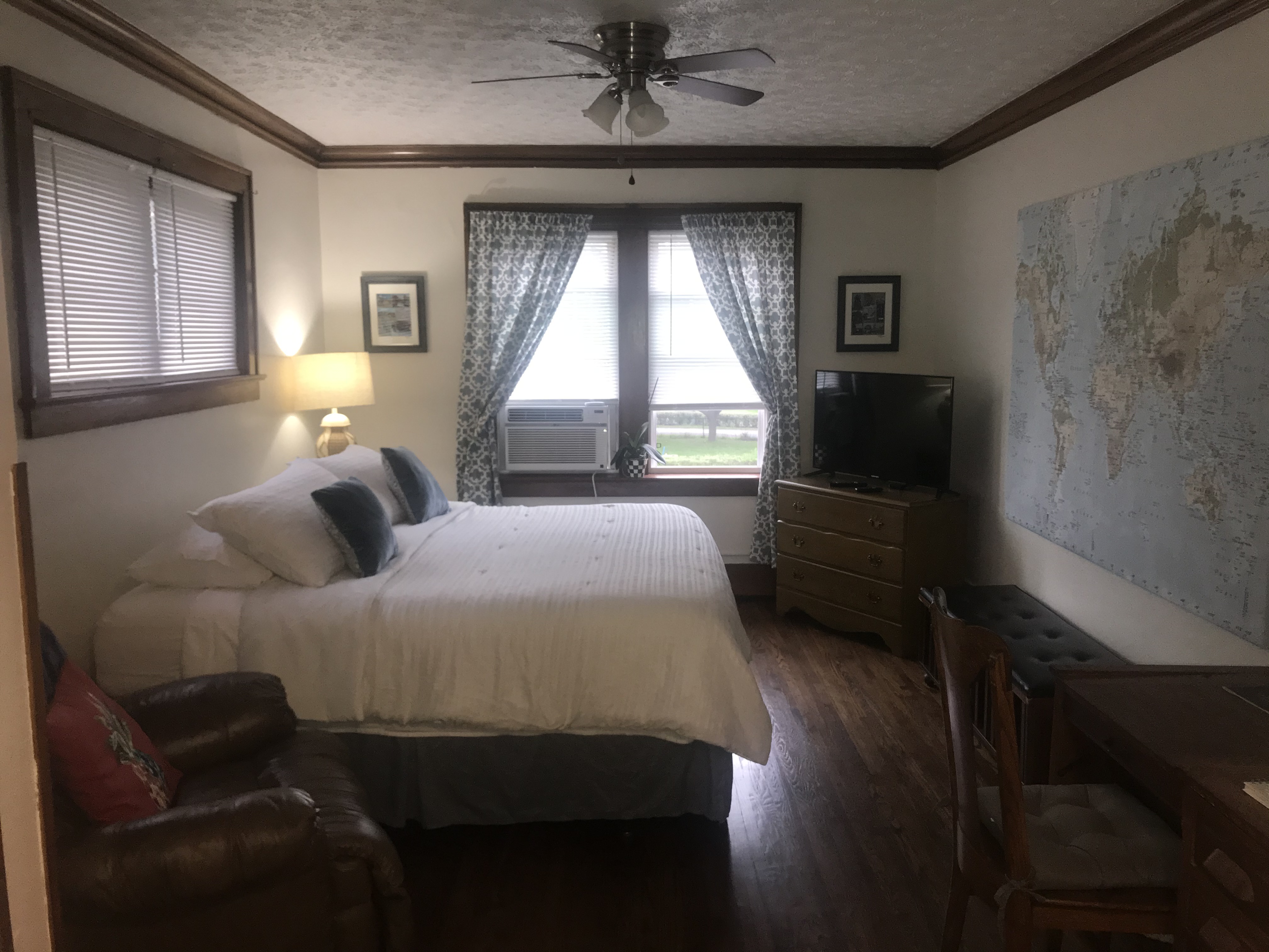 HQ Place Apt.4 West Irondequoit Atlas Sleeps 4 Apartments for Rent in