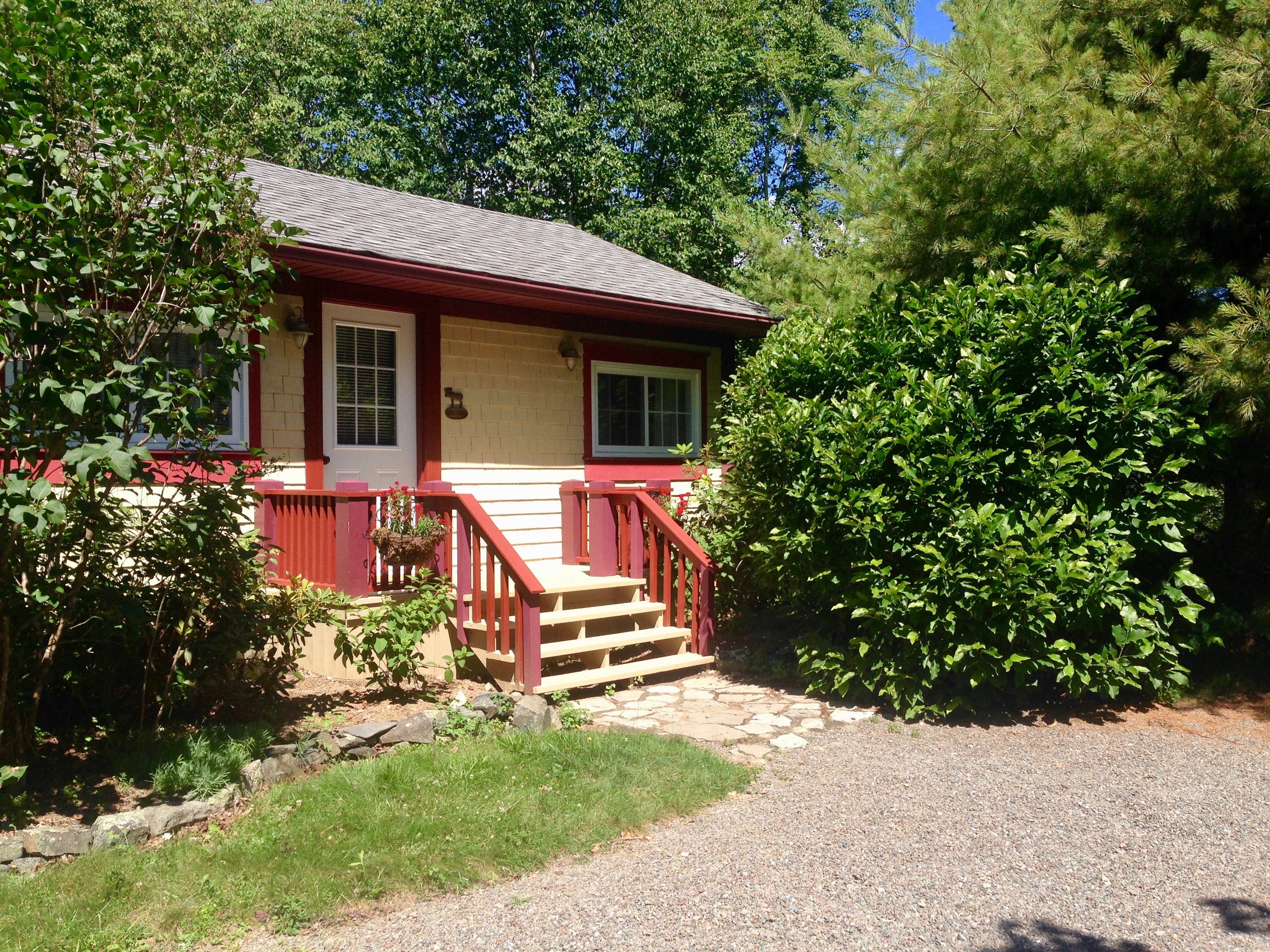 Dominion Hill Country Inn - Lupine Cottage in Saint Patrick, New Brunswick