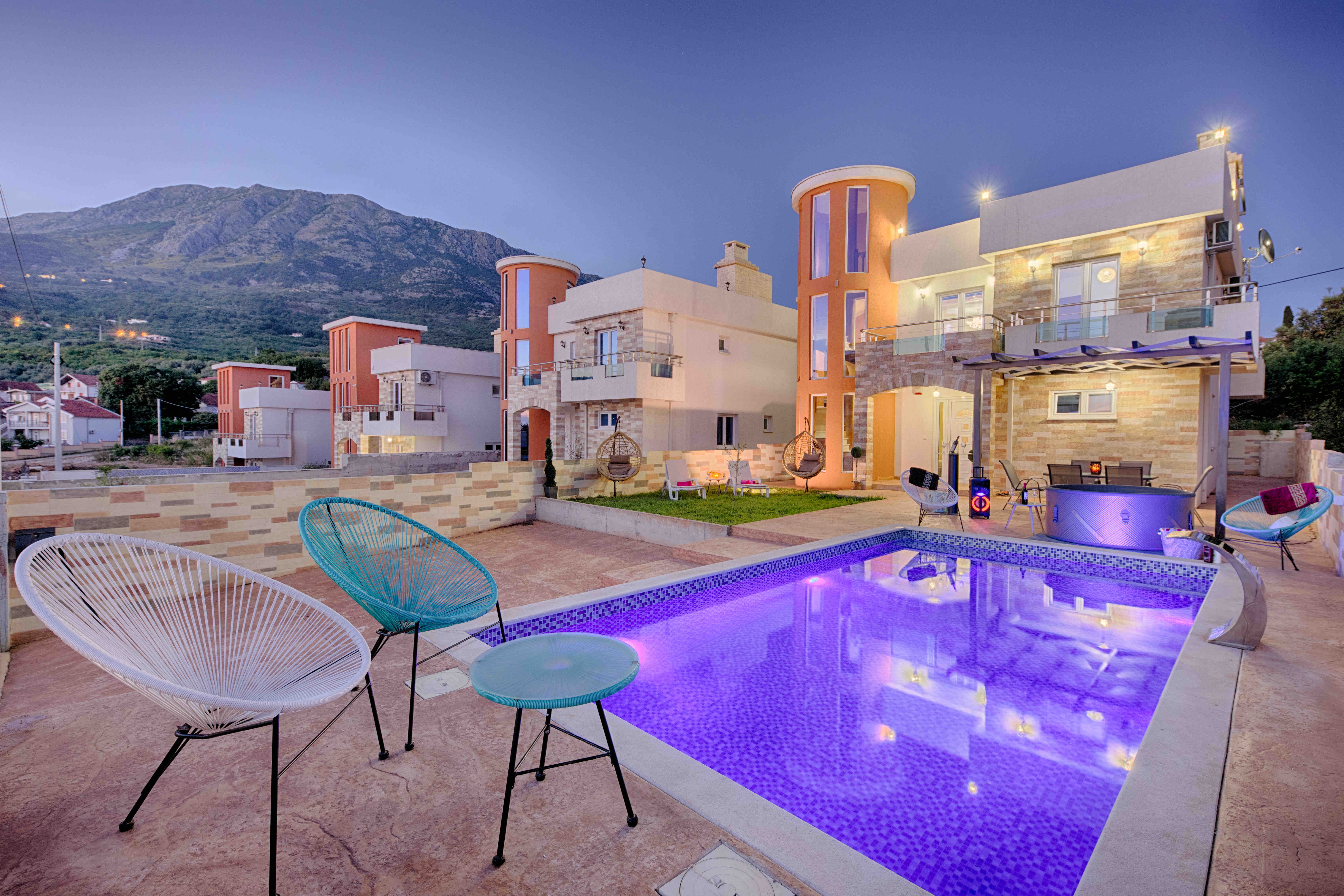 4bd Villa Orangina w/ Pool and Rooftop BBQ