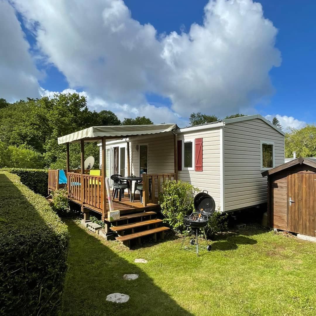 Mobil-Home red shutters at the Forêt-Fouesnant (29)