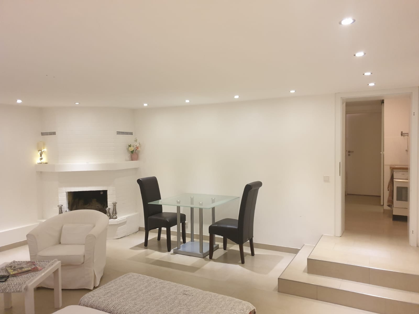 Modern, close to the airport, stress free!