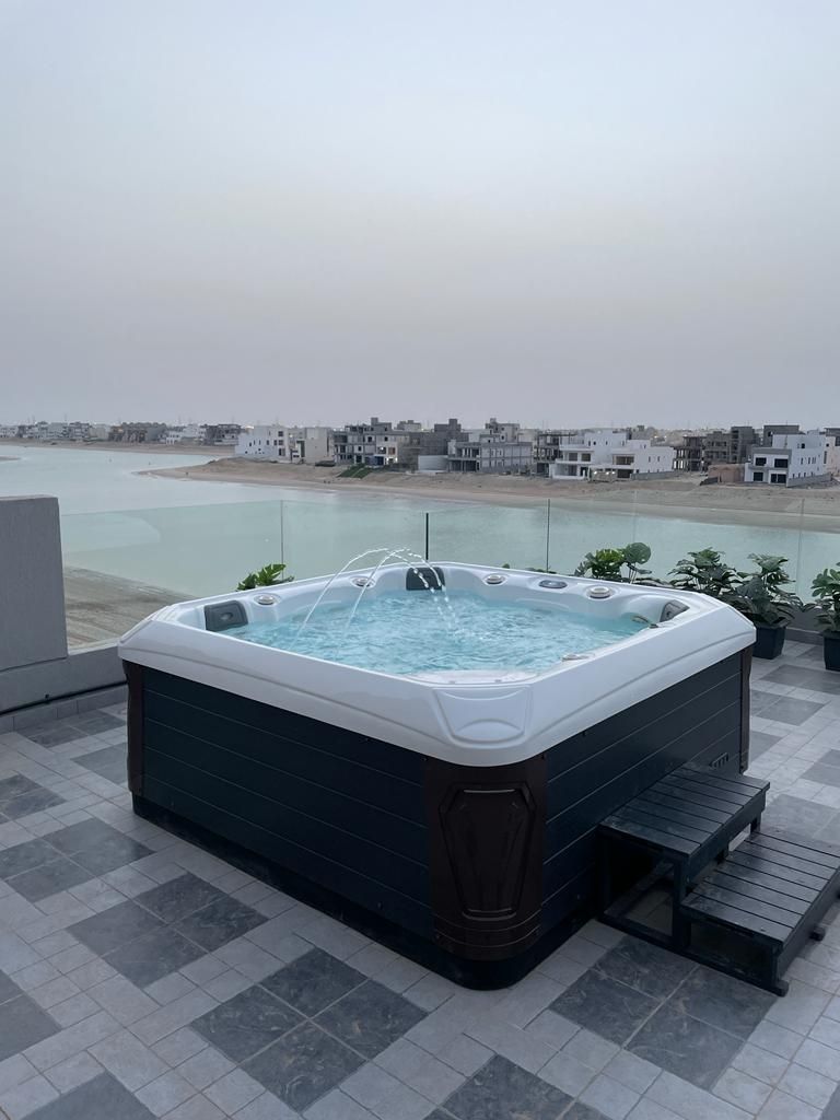 Lovely Penthouse (Two Bedrooms) with hot tub !!
