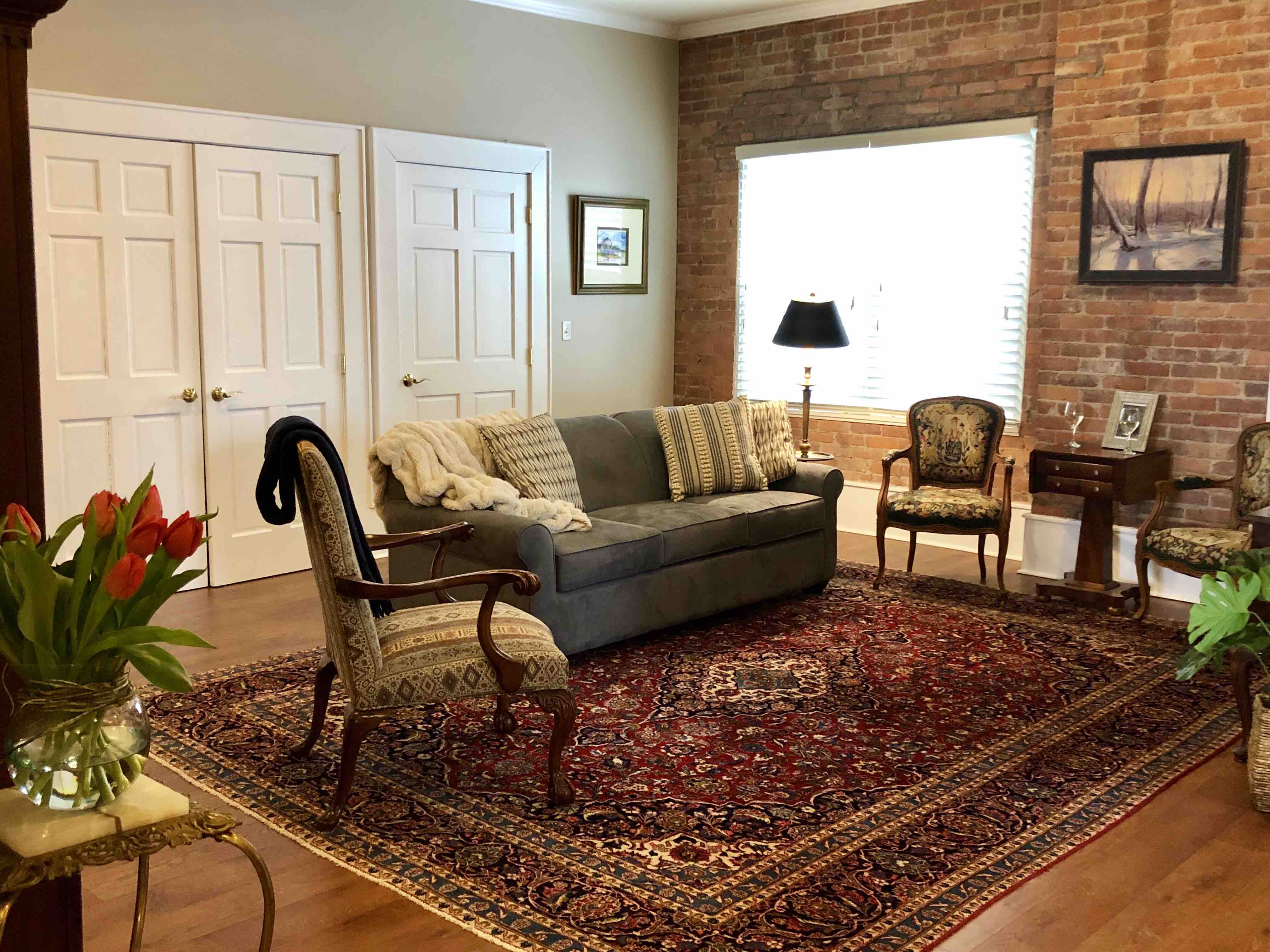 Castle Hideaway, in the heart of downtown Geneva Apartments for Rent